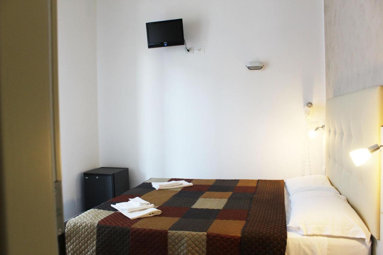 Hotel Luna Римини Экстерьер фото