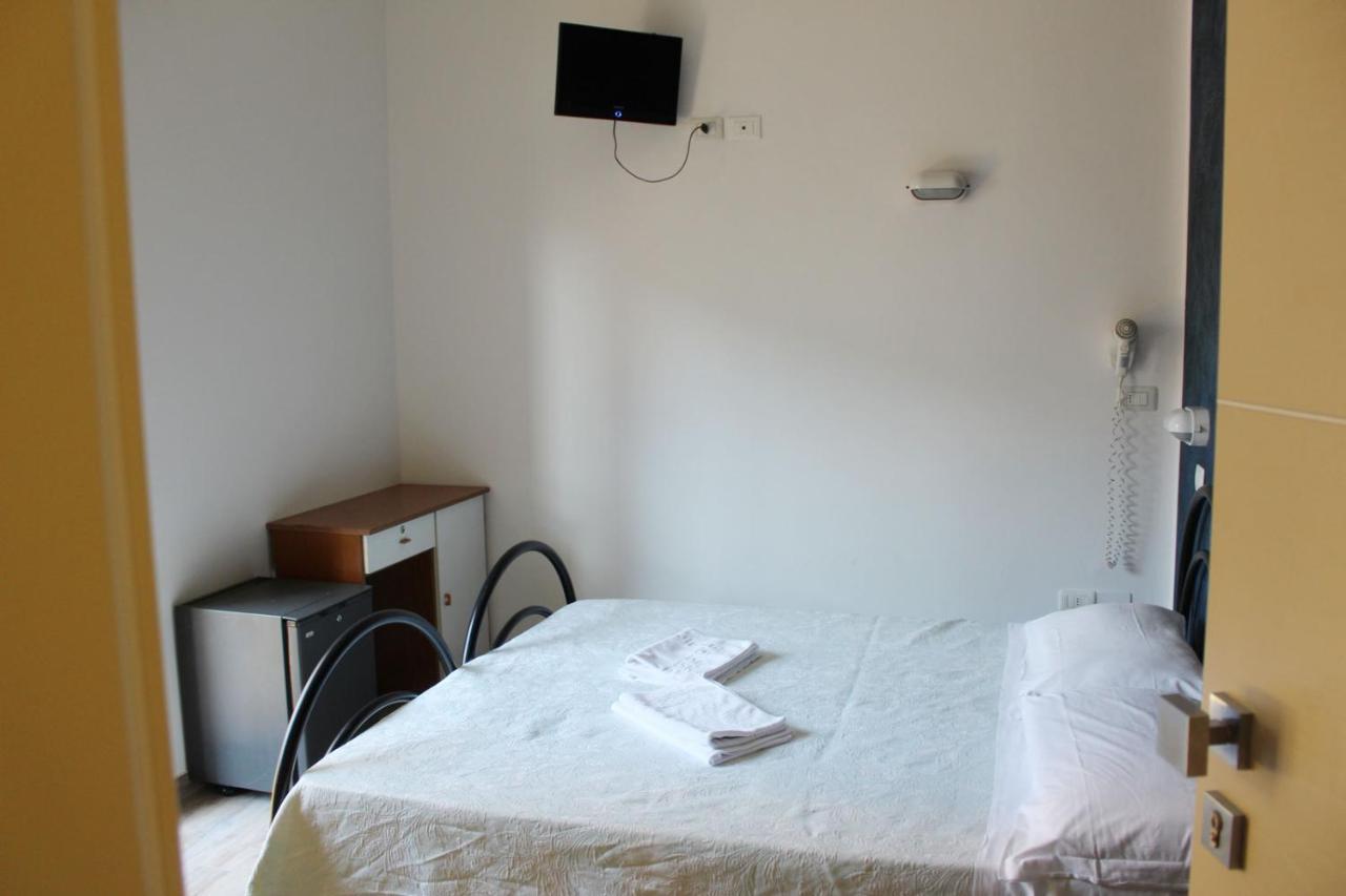 Hotel Luna Римини Экстерьер фото